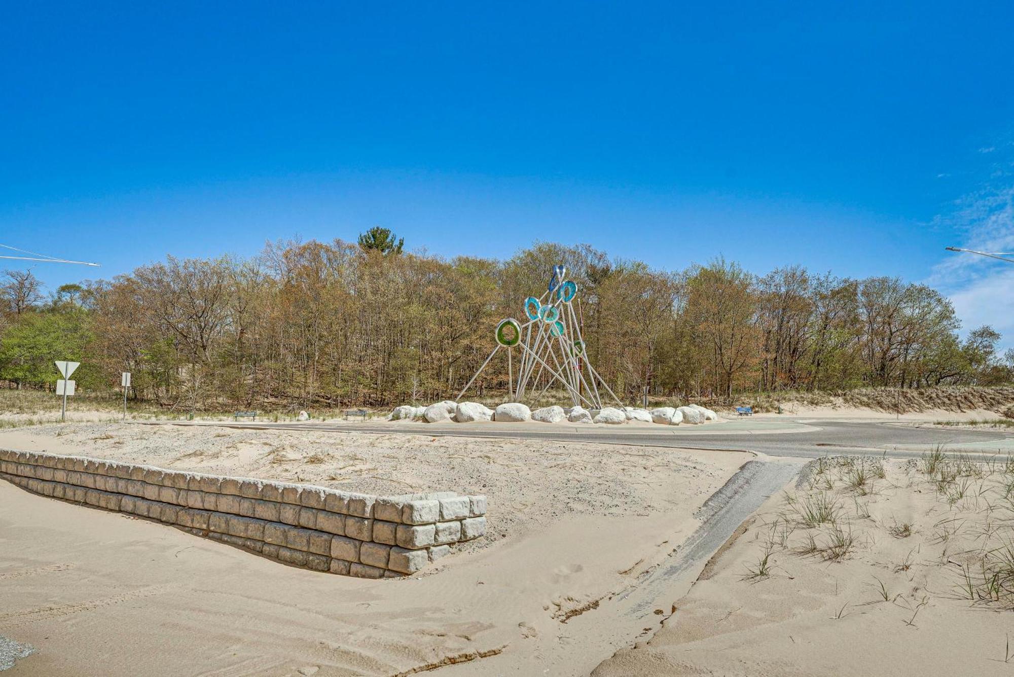 Walk To Beach Lake Michigan Getaway! 머스키건 외부 사진